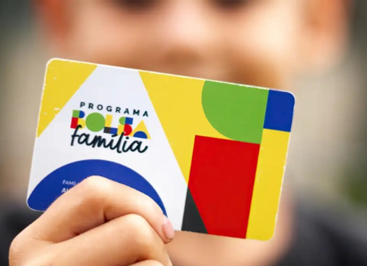 Cartão do Bolsa Família representando crédito para beneficiários.